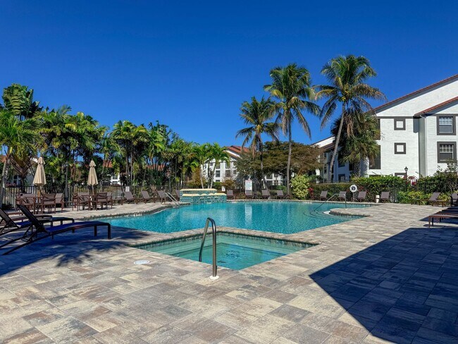 Foto del edificio - **RARELY AVAILIBLE 3 BED/2 BATH CONDO**FAIRWAY PRESERVE **NORTH NAPLES - GATED -***NEW FLOORS THR...