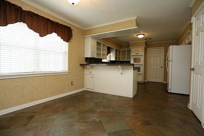 Building Photo - 2118 Shadowbriar Dr