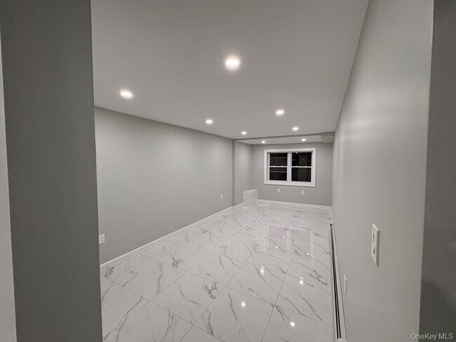 Foto del edificio - 2819 Schurz Ave