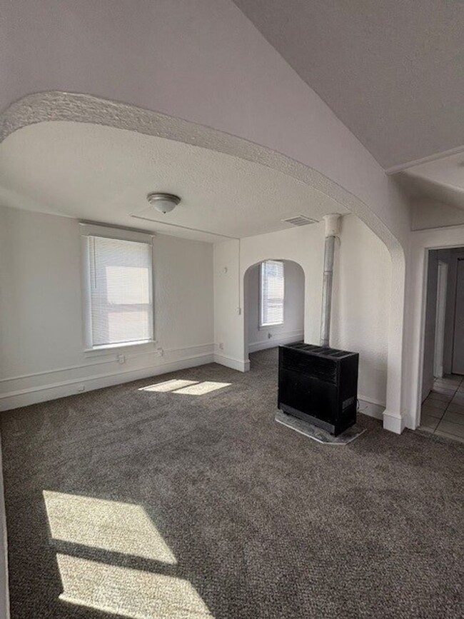 Building Photo - 2 Bed 1 Bath Updated Home