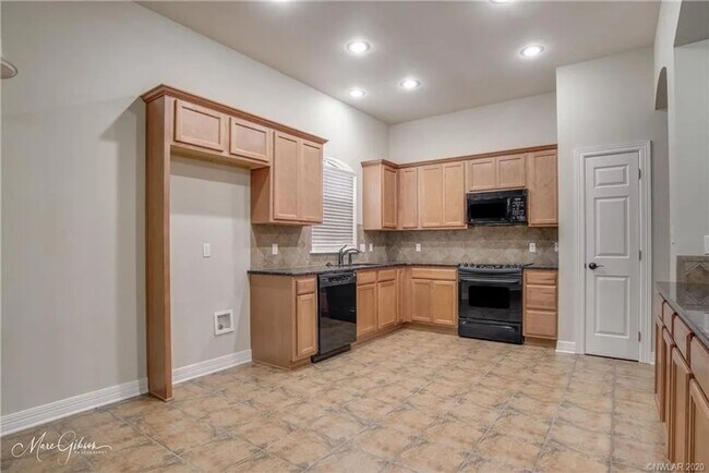 Building Photo - Gated Community close to LSUS