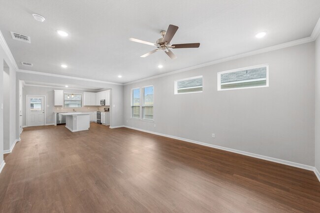Building Photo - 617 La Parra Bend