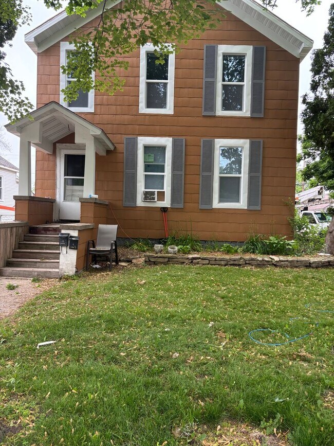 Building Photo - 1439 Main St