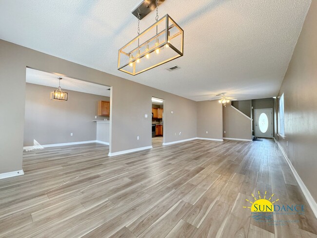 Building Photo - Charming 3-Bedroom Home in Central Destin – Prime Location!