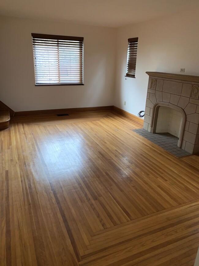 Building Photo - Lovely Two Bedroom Home on a Quiet Street