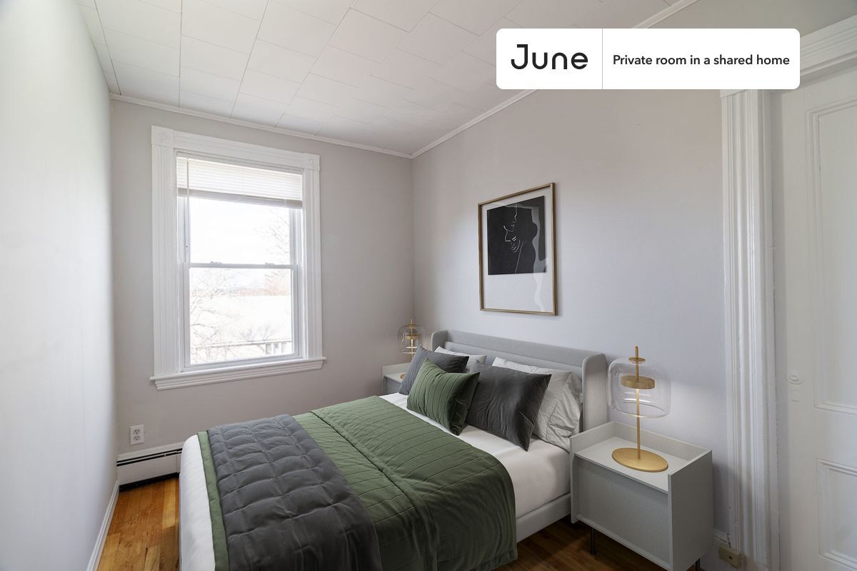 Foto principal - Room in Shared 4 bed/1 bath home