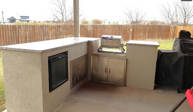 Building Photo - 5811 Bear Lake Dr