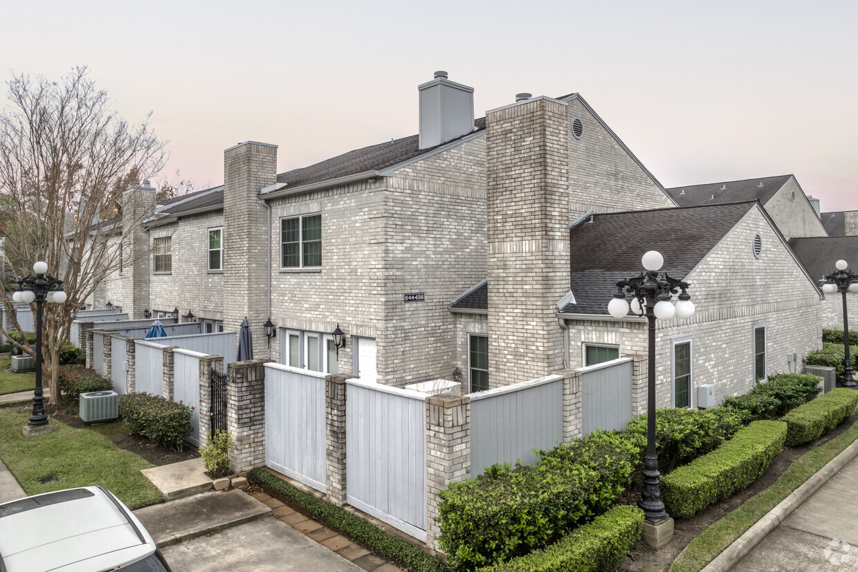 Primary Photo - Marlborough Square Townhomes