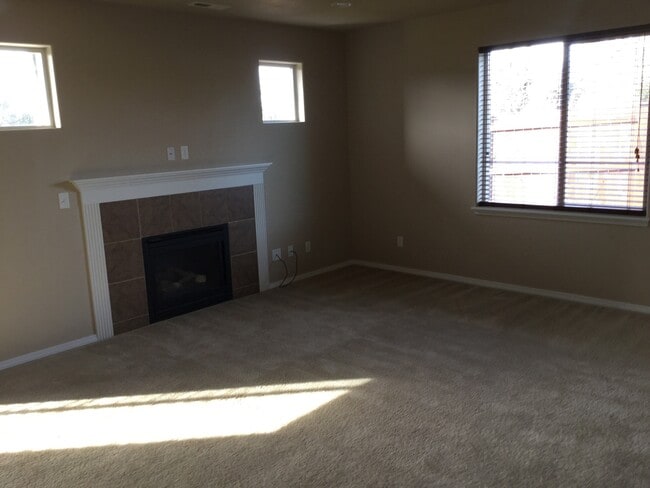 Building Photo - PETS CONSIDERED!! 1743 Sq Ft, 3 Bdrm, 2.5 ...