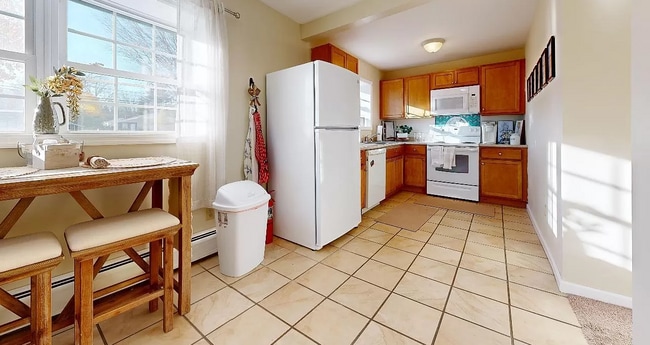 Building Photo - 10 Southview Dr