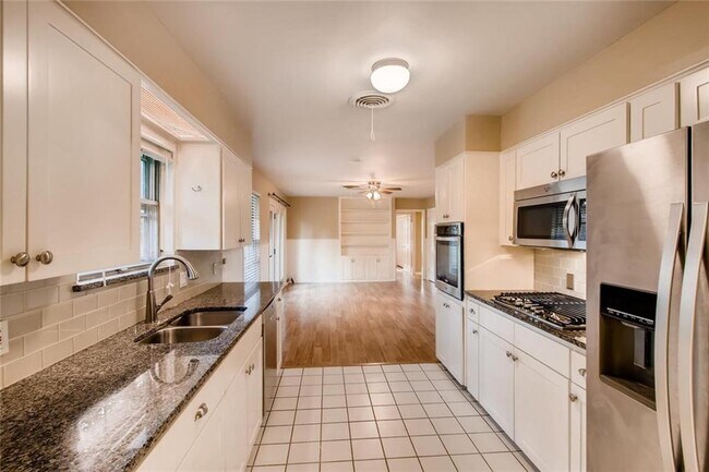 Building Photo - 3200 Pinecrest Dr