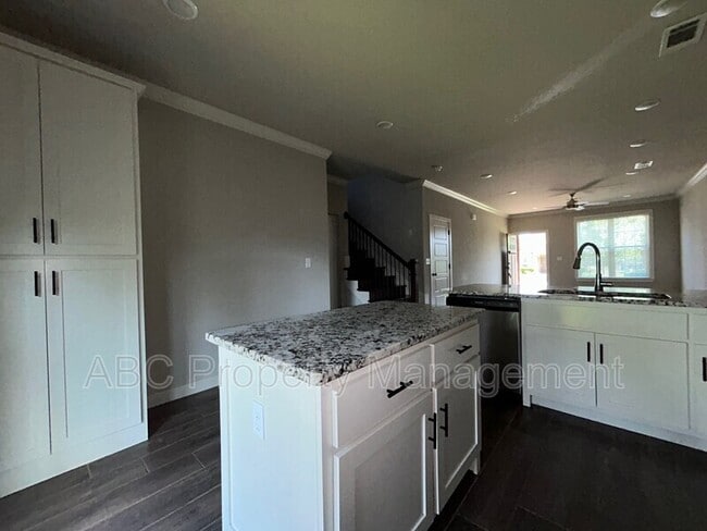 Building Photo - 3205 SW Hillstone Ave