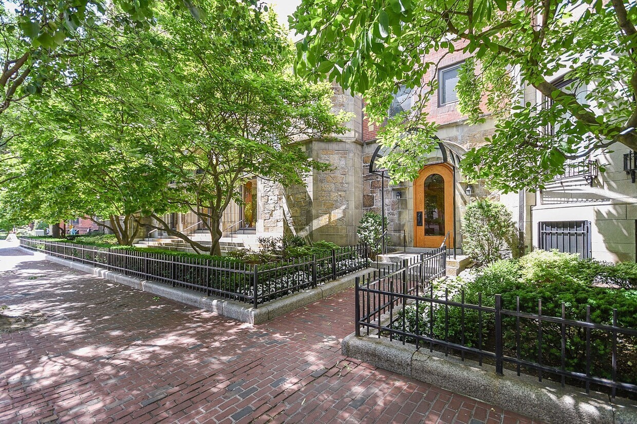 Primary Photo - 492 Beacon St