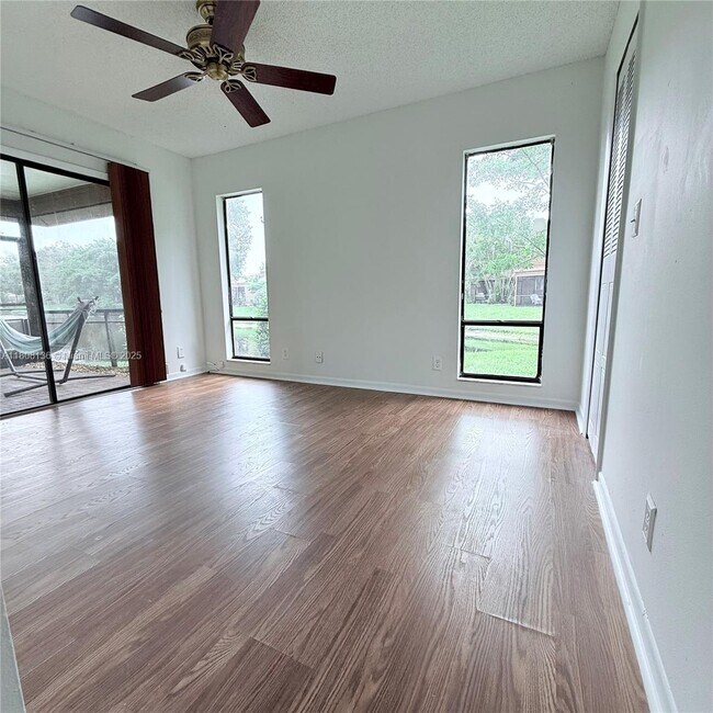 Building Photo - 6183 Live Oak Ct