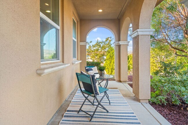Building Photo - HILLTOP CORNER HOME WITH GORGEOUS VIEWS