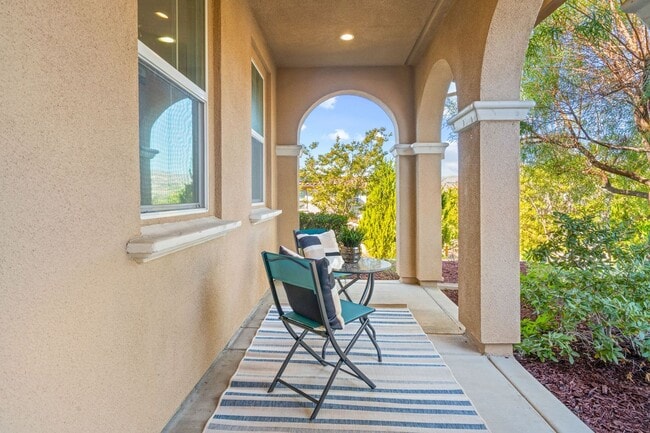 Foto del edificio - HILLTOP CORNER HOME WITH GORGEOUS VIEWS