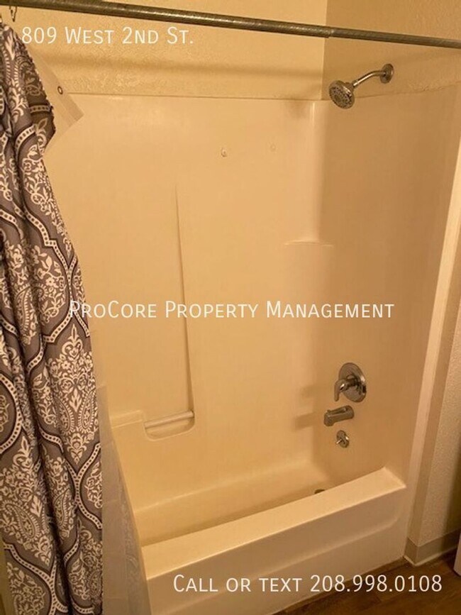 Foto del edificio - 2 Bed Modern Updates, 1.5 Baths, Semi-Fenced Covered Patio