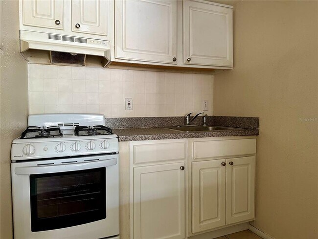 Foto del edificio - 121 Oyster Bay Cir