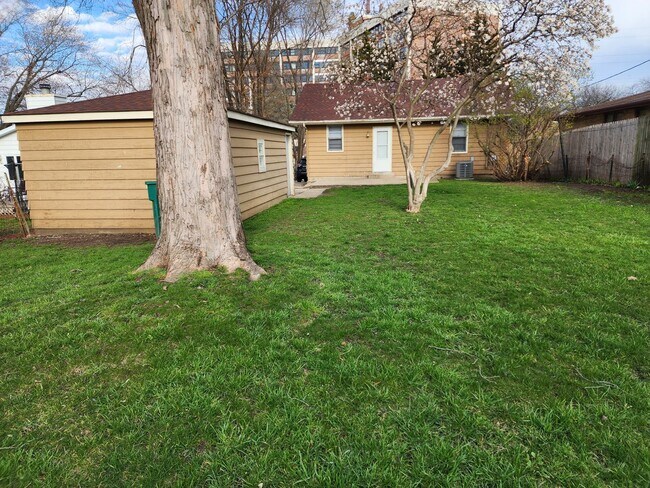 Building Photo - 2 bd 2 ba home large back yard Joliet