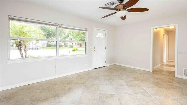 Foto del edificio - Large yard, quiet neighborhood, and conven...
