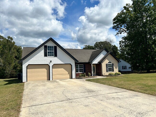 Building Photo - Welcoming 3 Bed, 2 Bath, Oversized 2 Car G...