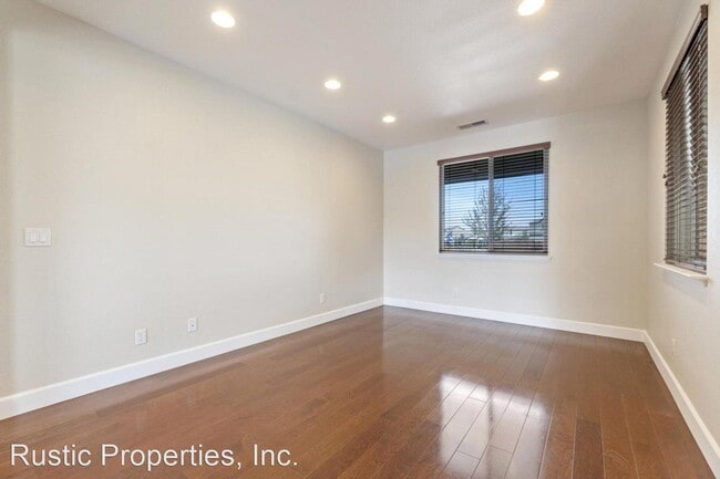 Building Photo - 4 br, 2.5 bath House - 70 Riverside Dr.