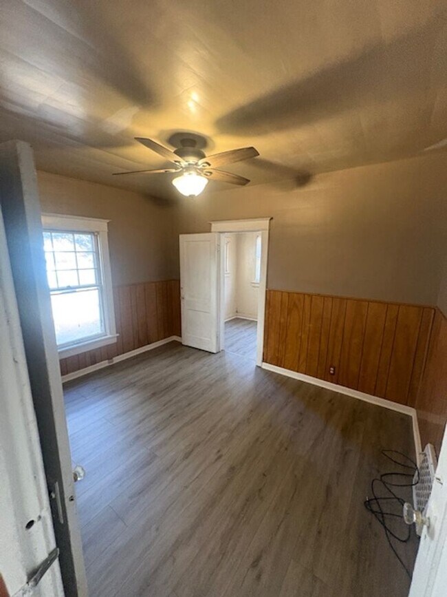 Foto del edificio - 2210-2212 N Knoxville Ave