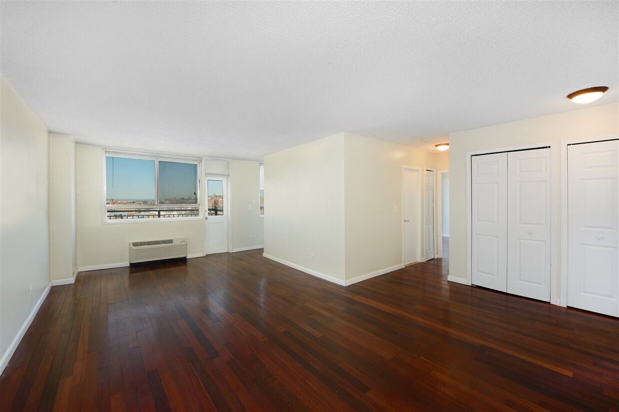 Primary Photo - 100 Manhattan Ave