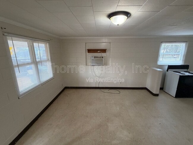 Building Photo - 604 Nelson St