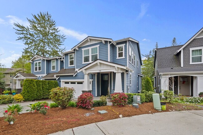 Foto del edificio - **North-Facing Luxury Home with Sunroom, A/C & Smart Home Features in Sammamish** Available NOW f...
