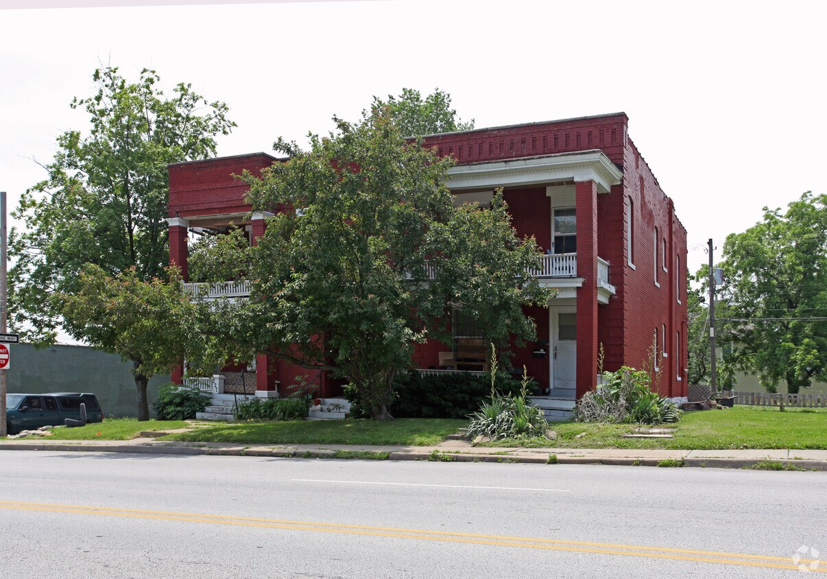 Primary Photo - 225-227 E 31st Ter