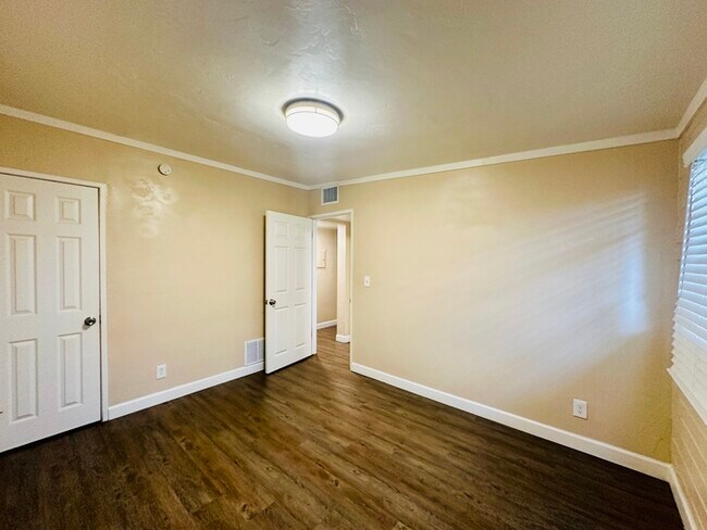 Building Photo - Spacious 2 Bedroom Townhome Style with Vau...