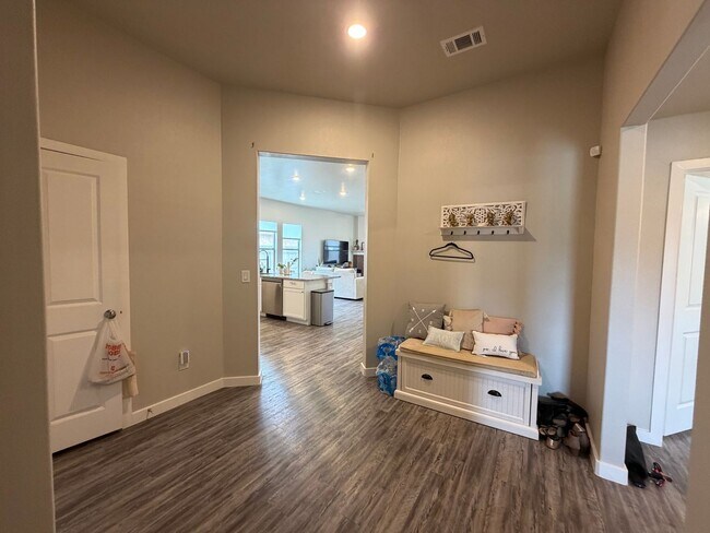 Foto del edificio - Upland Crossing: Spacious 3-Bedroom, 2-Bath Home available JUNE 15TH!!!!