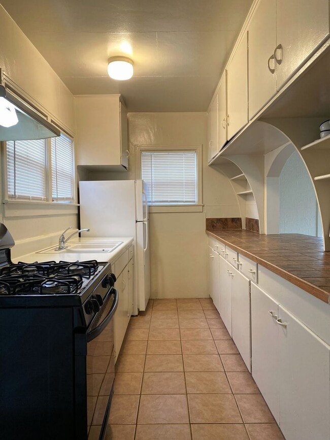Building Photo - AVAILABLE NOW!  Adorable 2 bedroom 1 bath ...