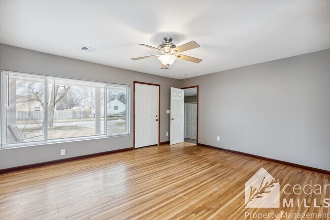 Building Photo - Spacious and updated 3 bedroom 1.5 bath home