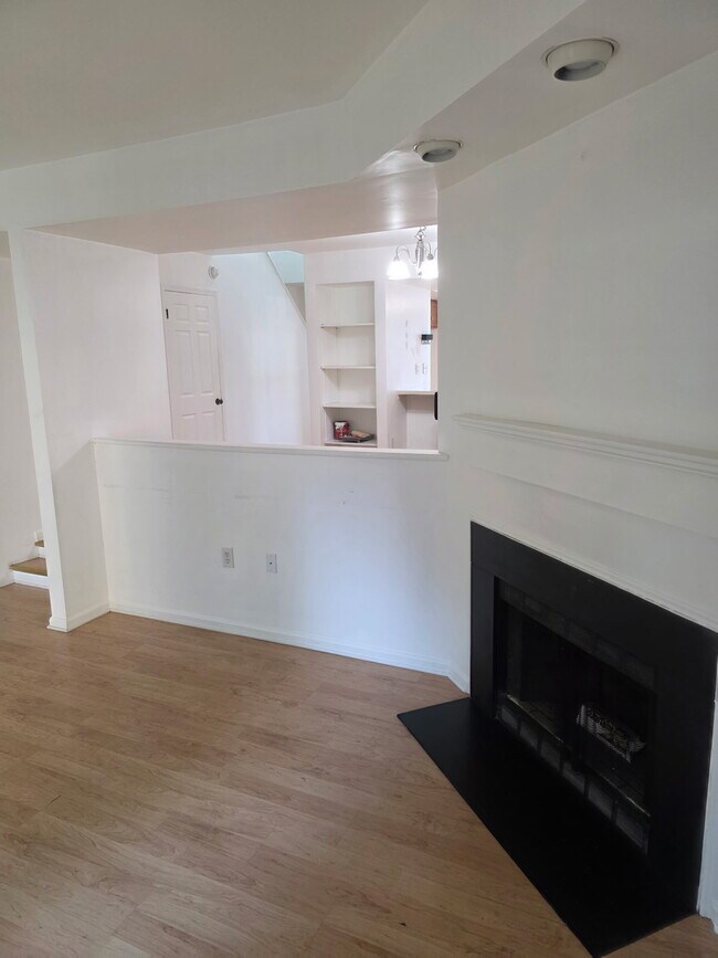 Building Photo - 131 Freedom Ct