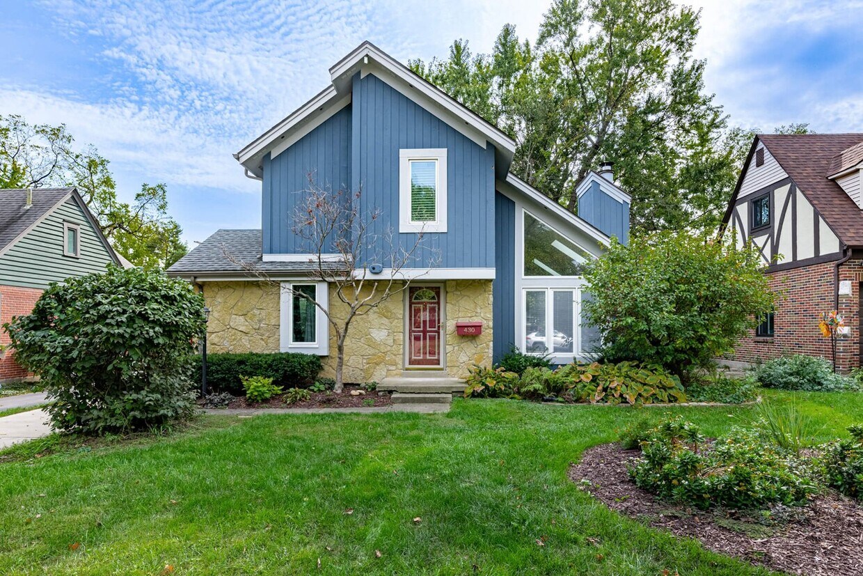 Primary Photo - Great Oakwood home! 4 bed 3 bath