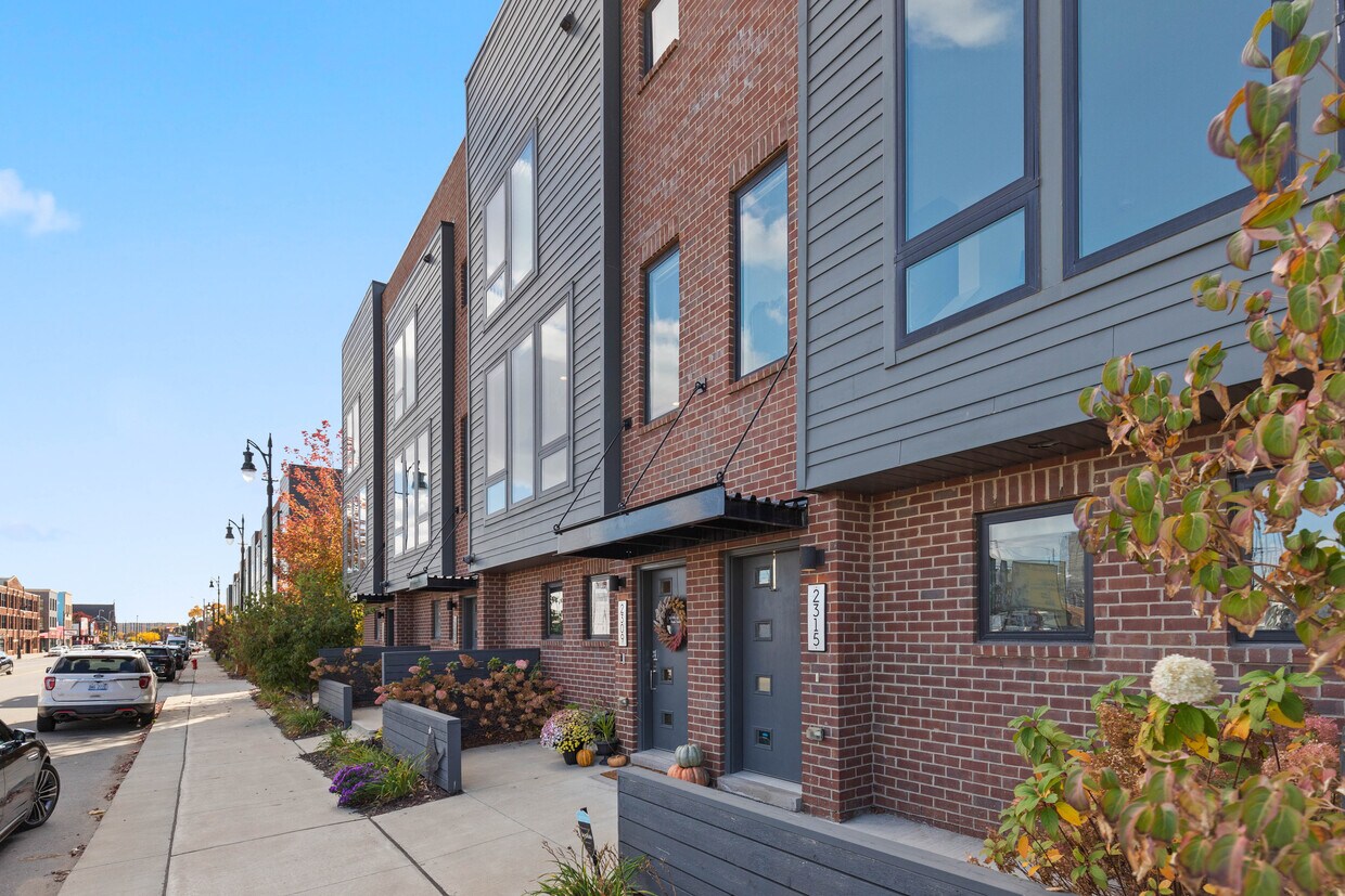 Primary Photo - 2315 Trumbull St