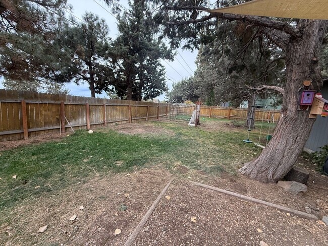 Foto del edificio - 2 Bed/1 Bath Home With Large and Fully Fen...