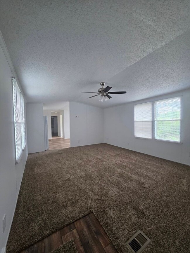 Building Photo - Ready to Move in