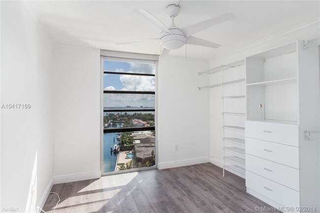 Foto del edificio - 2500 NE 135th St