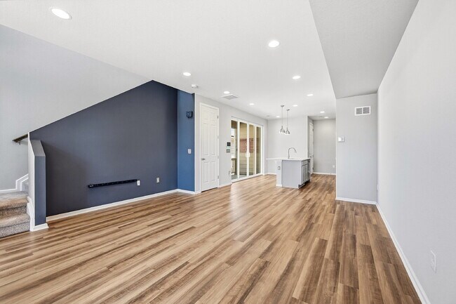 Foto del edificio - $2,395.95, 2-bed, 2.5-bath with a washer and dryer in unit.