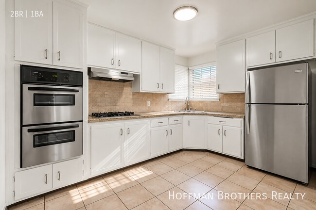 Building Photo - 642 W 74th St