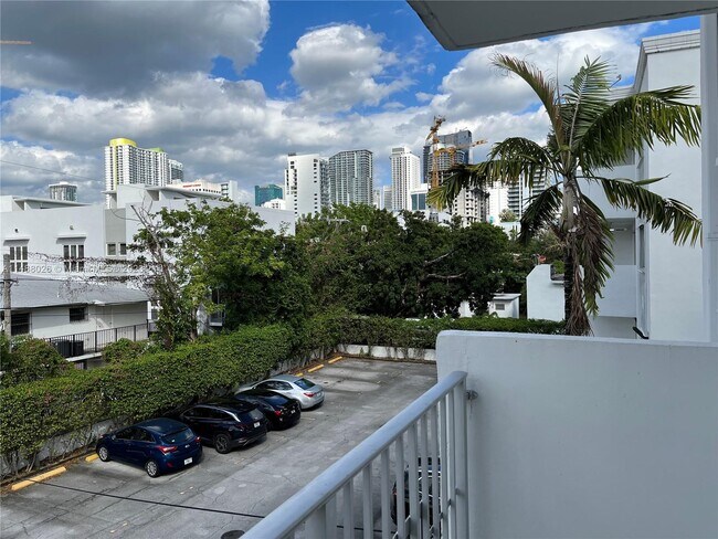 Foto del edificio - 445 SW 11th St