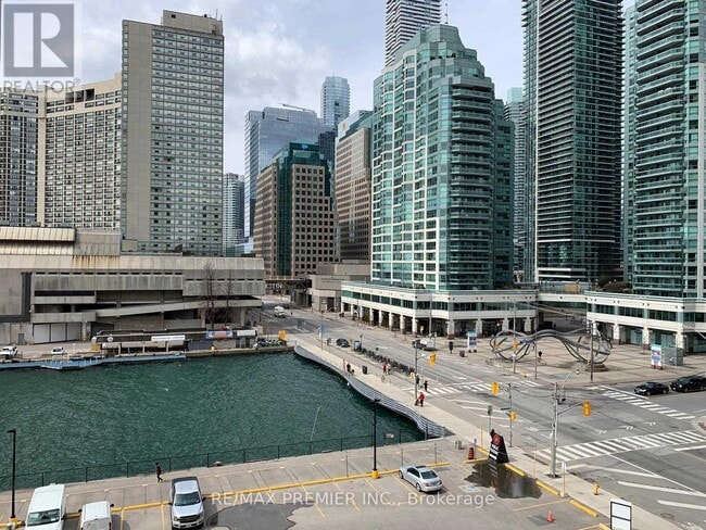Photo du bâtiment - 15 Queens Quay E