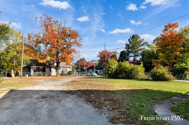 Building Photo - Spacious Upstairs Unit with 3 Flexible Roo...