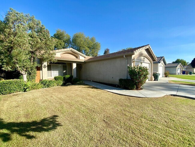 Building Photo - Exquisite SW 3-Bed, 2-Bath Charmer with Po...