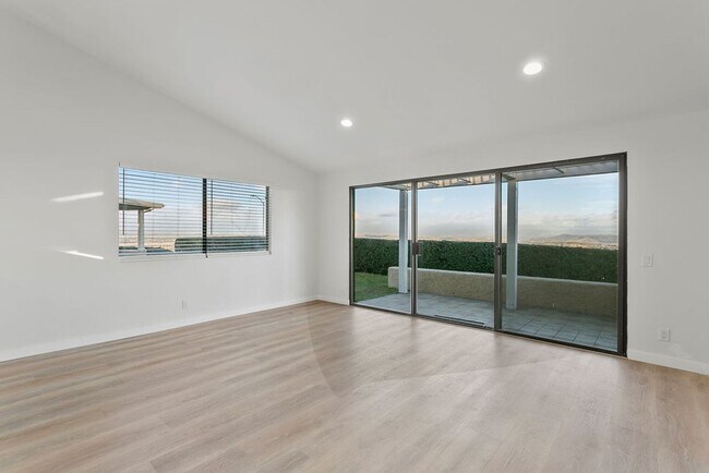 Foto del edificio - Gorgeously Updated 2 Bedroom Townhome with...