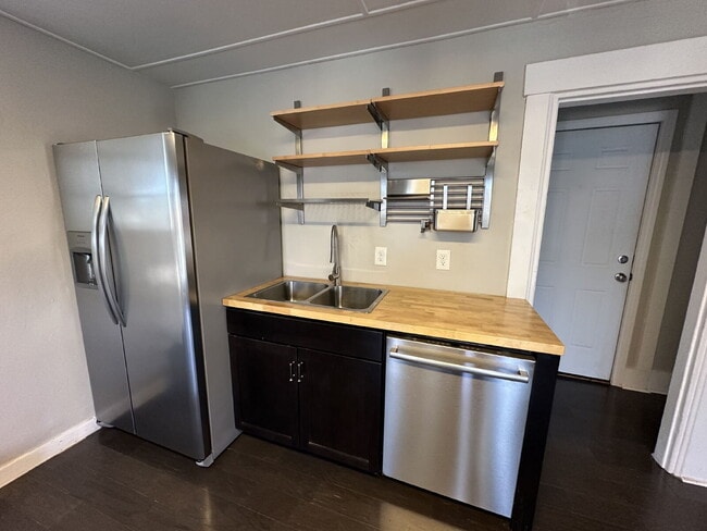 Building Photo - Bright & Spacious 3BR Second-Floor Apartment with 2-Story Living in Rochester!
