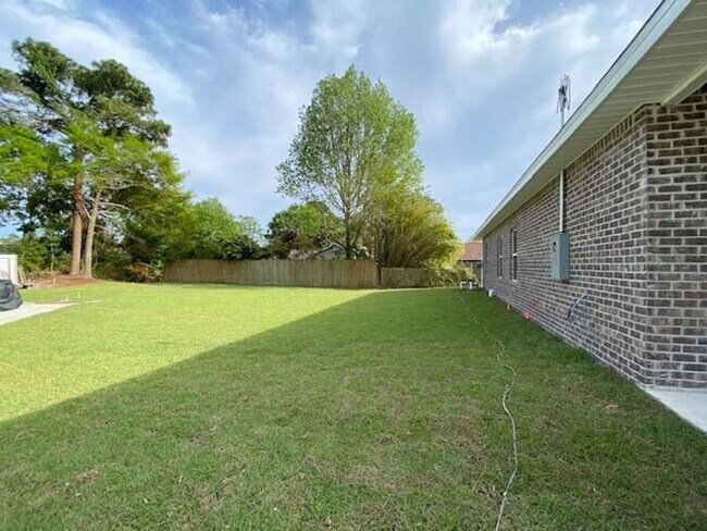 Foto del edificio - 3 Bedroom Brick Home with Modern Finishes!
